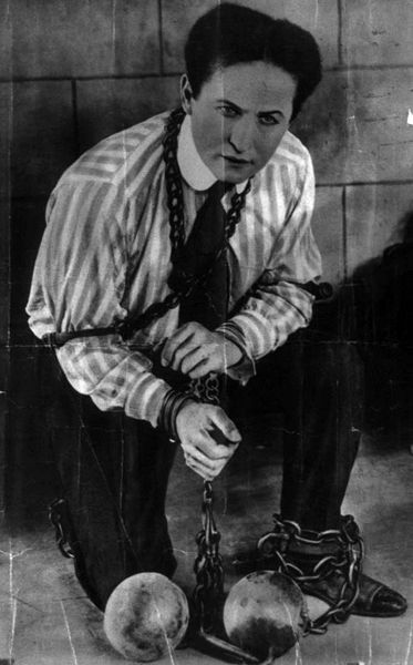 373px-Harry_Houdini-b