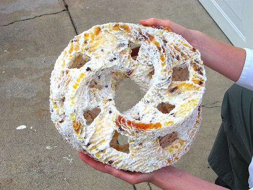 Pieczywo w kształcie wstęgi Moebiusa (nie z piekarni Troszcz i Syn)